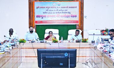 *किसानों को धान के अतिरिक्त अन्य फसलों को लेने के लिए करें प्रोत्साहित- कृषि उत्पादन आयुक्त श्रीमती शहला निगार, खरीफ फसल के लिए उर्वरकों एवं बीजों का कराएं अग्रिम भण्डारण, संचालक कृषि, संभागीय आयुक्त सहित सभी जिलों के कलेक्टर एवं कृषि सम्बद्ध अधिकारी बैठक में हुए शामिल, अवमानक खाद और बीज का विक्रय करने वाले दुकानदारों पर टीम बनाकर करें कार्यवाही*