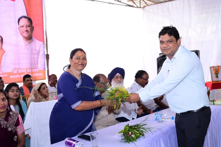 समाधान शिविर में शामिल हुईं विधायक गोमती साय, रूबरू होकर आम लोगों से ली जानकारी, सुशासन तिहार के अंतर्गत नगरपंचायत ने आयोजित किया समाधान शिविर