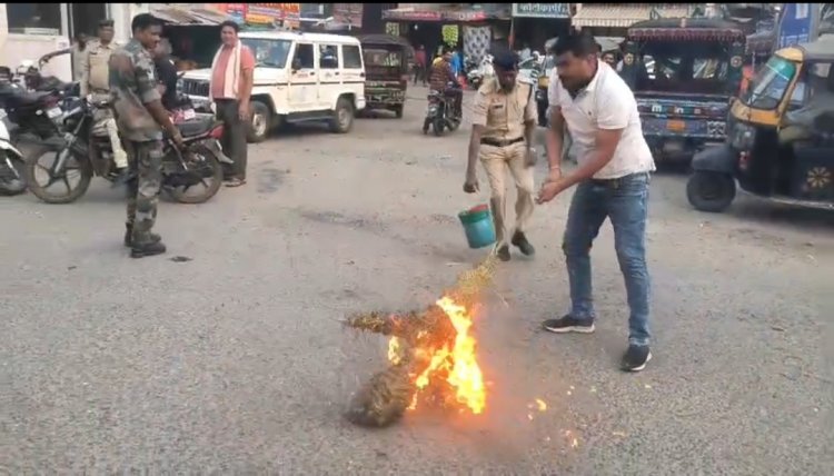 तूल पकड़़ने लगा कर्नल सोफिया कुुरैशी के खिलाफ विवादास्‍पद बयान का मामला, स्‍थानीय नागरिकों ने फूंका मप्र के मंत्री विजय शाह का पुतला,   मुख्‍यमंत्री मोहन यादव से उठाए मंत्री के पद पर बने रहने पर सवाल,