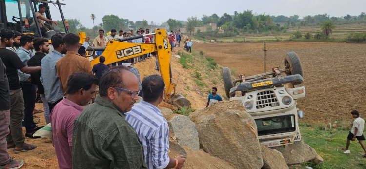 तेज रफ्तार पिकप अनियंत्रित होकर पलटी, दर्जनों हुए घायल, दो की हालत गंभीर