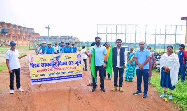 विश्व सायकल दिवस के उपलक्ष्य हॉकी स्टेडियम से निकाली गई सायकल रैली    विधायक और कलेक्टर ने बच्चों और आम नागरिकों के साथ सायकल रैली में हुए शामिल      दिनचर्या में योगाभ्यास, नियमित सायकल चलाने के साथ सुबह की सैर को जरूर शामिल करना चाहिए      थीम फिट इंडिया फिट जशपुर