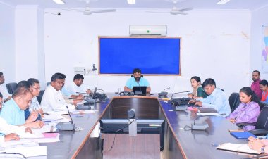 हमर सुघ्घर गांव अभियान के तहत अपने गांव को सुंदर स्वच्छ और निर्मल बनाने वाले सरपंचों को किया जाएगा सम्मानित -- कलेक्टर      विकास कार्यों के लिए राशि भी स्वीकृति की जाएगी         विश्व पर्यावरण दिवस के अवसर पर ग्राम पंचायतों में जनप्रतिनिधियों के साथ मिलकर स्वच्छता श्रमदान और एक पेड़ मां के नाम अभियान को बनाए सफल      स्व सहायता समूह का गठन करके बनाए लखपति दीदी 