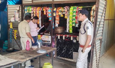 कुनकुरी के 6 दुकानों पर प्रशासन ने मारा छापा      कोटपा एक्ट तहत की कार्रवाई       स्कूल के 100 मीटर के दायरे में तम्बाकू सिगरेट गुडाख बीड़ी बेचना प्रतिबंधित 