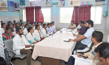 कलेक्टर ने दूरस्थ अंचल पंडरापाठ के प्राथमिक स्वास्थ्य केंद्र का किया निरीक्षण      स्वास्थ्य कर्मचारियों को अपने मुख्यालय में रहने के निर्देश      संस्थागत प्रसव, टीकाकरण, आयुष्मान कार्ड और टीबी मुक्त अभियान की ली जानकारी      जिन स्वास्थ्य केन्द्र में संस्थागत प्रसव नहीं हो रहे उन कर्मचारियों को जहां विशेष आवश्यकता है वहां पदस्थ किया जाएगा      स्वास्थ्य सुविधाएं में किसी भी तरह की लापरवाही बर्दाश्त नहीं की जाएगी 