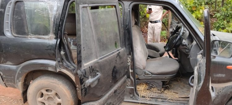 जनसहयोग से "ऑपरेशन शंखनाद" को बड़ी मजबूती मिल रही,  गौ-तस्कर बड़े वाहन से तस्करी करना छोड़ वैकल्पिक मार्ग से तस्करी करने पर मजबूर, पुलिस की इस ओर भी है पैनी नजर,  आज प्रातः में जशपुर के बालाछापर रिसोर्ट के पास पुराने स्कार्पियो वाहन से 04 नग गौ-वंश को झारखंड तस्करी होने से बचाया,  बीते शाम को मनोरा के ग्राम खरसोता लावा नदी के रास्ते पैदल झारखंड की ओर 11 नग गौ-वंश को तस्करी होने से बचाया गया,   दोनों प्रकरणों में आरोपीगण फरार हो गये हैं, सघन पतासाजी जारी,