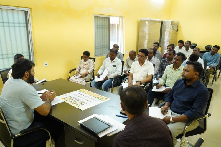 कलेक्टर ने पटवारियों को दी चेतावनी काम नहीं तो वेतन नहीं   सीमांकन, बंटाकन नक्सा दुरूस्ती के कार्यों को रूचि लेकर करने के निर्देश   किसानों की उपस्थिति में ही गिरदावरी कार्य करना होगा गड़बड़ी करने वाले पटवारी पर गिरेगी गाज      किसान के खेत में कुआं,या तालाब है तो उसकी भी प्रविष्टियां गिरदावरी में करनी होगी      कलेक्टर ने सन्ना तहसील के सभाकक्ष में पटवारियों की ली समीक्षा बैठक 