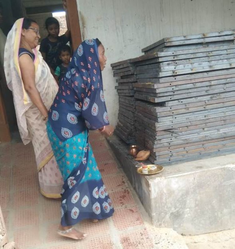 प्रधानमंत्री आवास योजना बनी ग्रामीण महिला समूहों की आजीविका का आधार, सेंटरिंग सामग्री किराए पर देकर शुरू किया स्वरोजगार