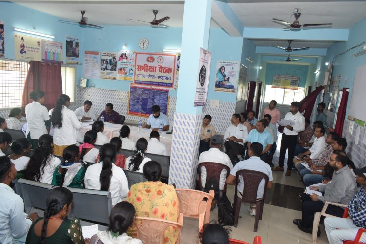 कलेक्टर ने दूरस्थ अंचल पंडरापाठ के प्राथमिक स्वास्थ्य केंद्र का किया निरीक्षण      स्वास्थ्य कर्मचारियों को अपने मुख्यालय में रहने के निर्देश      संस्थागत प्रसव, टीकाकरण, आयुष्मान कार्ड और टीबी मुक्त अभियान की ली जानकारी      जिन स्वास्थ्य केन्द्र में संस्थागत प्रसव नहीं हो रहे उन कर्मचारियों को जहां विशेष आवश्यकता है वहां पदस्थ किया जाएगा      स्वास्थ्य सुविधाएं में किसी भी तरह की लापरवाही बर्दाश्त नहीं की जाएगी 