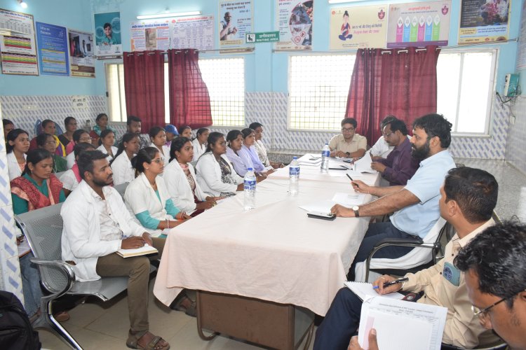कलेक्टर ने दूरस्थ अंचल पंडरापाठ के प्राथमिक स्वास्थ्य केंद्र का किया निरीक्षण      स्वास्थ्य कर्मचारियों को अपने मुख्यालय में रहने के निर्देश      संस्थागत प्रसव, टीकाकरण, आयुष्मान कार्ड और टीबी मुक्त अभियान की ली जानकारी      जिन स्वास्थ्य केन्द्र में संस्थागत प्रसव नहीं हो रहे उन कर्मचारियों को जहां विशेष आवश्यकता है वहां पदस्थ किया जाएगा      स्वास्थ्य सुविधाएं में किसी भी तरह की लापरवाही बर्दाश्त नहीं की जाएगी 