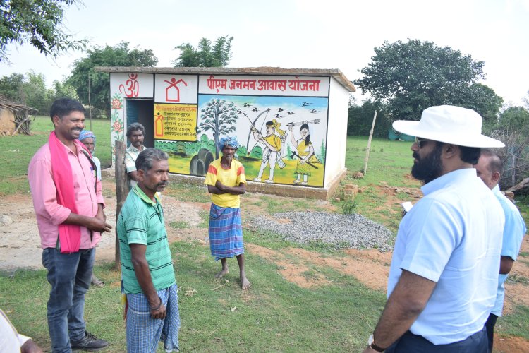 कलेक्टर ने पंडरापाठ के पीएम जनमन योजना के लाभान्वित हितग्राही बुचू राम के भवन का अवलोकन किया      बिजली और शौचालय की भी सुविधा उपलब्ध कराने के निर्देश, बुचूराम अपना खुद का मकान पाकर खुश