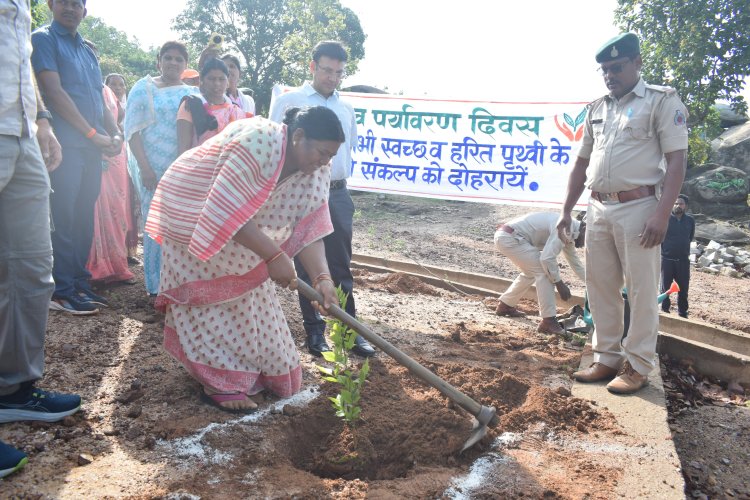 विश्व पर्यावरण दिवस के अवसर पर देशदेखा में पर्यावरण संरक्षण के महत्व बताते हुए प्लास्टिक मुक्त जशपुर बनाने का लिया गया संकल्प     प्रकृति का संरक्षण सब अपनी जिम्मेदारी मानकर चले, वनों को आग से बचाएंः विधायक श्रीमती रायमुनी भगत     पौधारोपण और सामूहिक श्रमदान कर पर्यटन स्थल की साफ-सफाई की गई