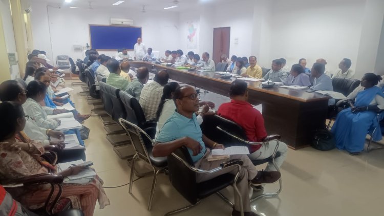 अपर कलेक्टर ने प्रेस वार्ता आयोजित कर युक्तियुक्तकरण के संबंध में सभी संकाओं का किया समाधान     अतिशेष शिक्षकों, रिक्त पदों और युक्तियुक्तकरण प्रक्रिया के तहत पदस्थापना की दी जानकारी     जिले में शिक्षा व्यवस्था को बेहतर और समावेशी बनाने किया जा रहा युक्तियुक्तकरणः अपर कलेक्टर