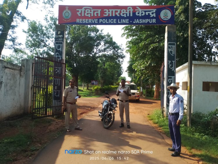 पुलिस ने काटा पुलिस का चालान, बिना हेलमेट पहने दोपहिया वाहन चला रहे 12 पुलिस अधि./कर्मचारियों का कट गया चालान, यातायात नियमों का पालन नहीं करने पर कुल 45 प्रकरणों में रू. 19,600 /- समन शुल्क वसूल किया गया, SSP जशपुर की आम जनता से अपीलः- यातायात नियमों का करें पालन