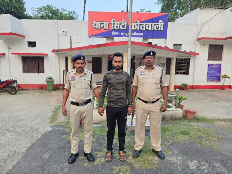 ऑपरेशन अंकुश: मोटर साइकल चोरी के मामले में फरार चोर, मोहम्मद चांद आया पुलिस की गिरफ्त में, भेजा जेल   ➡ माह फरवरी में जशपुर से मोटरसायकल चोरी कर बेच दिया था,  वाहन चेकिंग के दौरान पुलिस ने बरामद कर लिया था चोरी की मोटर सायकल व मामले में दो आरोपी खरीदारों के विरुद्ध की गई थी कार्यवाही