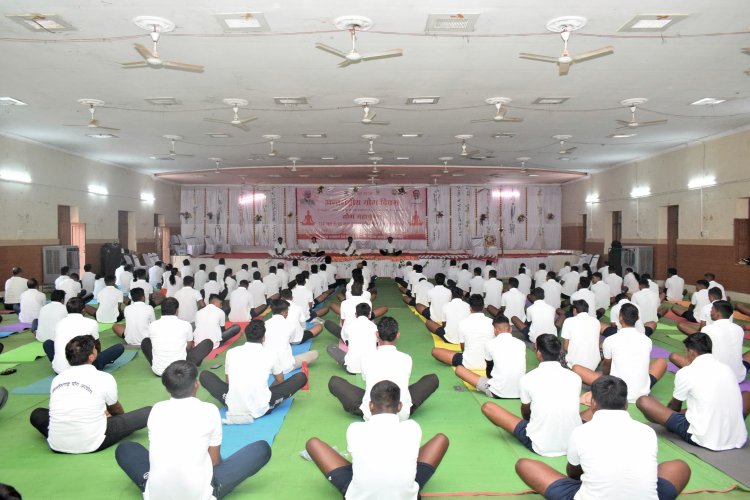 ग्यारहवें अंतर्राष्ट्रीय योग दिवस के अवसर पर वशिष्ठ कम्युनिटी हाल में महाकुम्भ-योग उत्सव की हुई शुरूआत     प्रशिक्षकों ने योग से होने वाले लाभों की जानकारी देने के साथ ही योग को दिनचर्या में शामिल करने की अपील की*l     15 जून से 21 जून तक मनाया जाएगा योग सफलताह