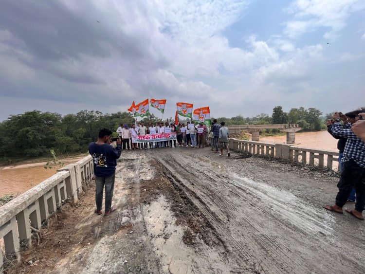 10 साल हो गए नेशनल हाइवे की बदहाली पुलिया के खस्ताहाल को लेकर युवा कांग्रेस ने किया सांकेतिक धरना प्रदर्शन...     महीने भर के अंदर समाधान नहीं हुई तो कांग्रेस करेगी सरकार की दशकर्म और तेरहवीं ....