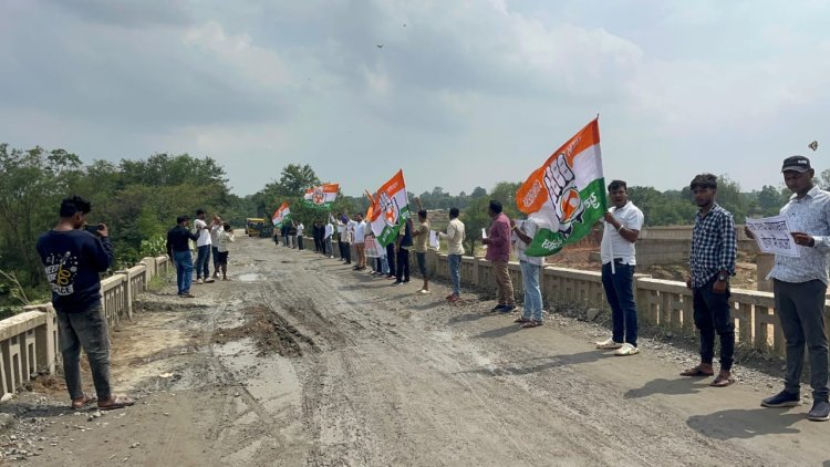 10 साल हो गए नेशनल हाइवे की बदहाली पुलिया के खस्ताहाल को लेकर युवा कांग्रेस ने किया सांकेतिक धरना प्रदर्शन...     महीने भर के अंदर समाधान नहीं हुई तो कांग्रेस करेगी सरकार की दशकर्म और तेरहवीं ....