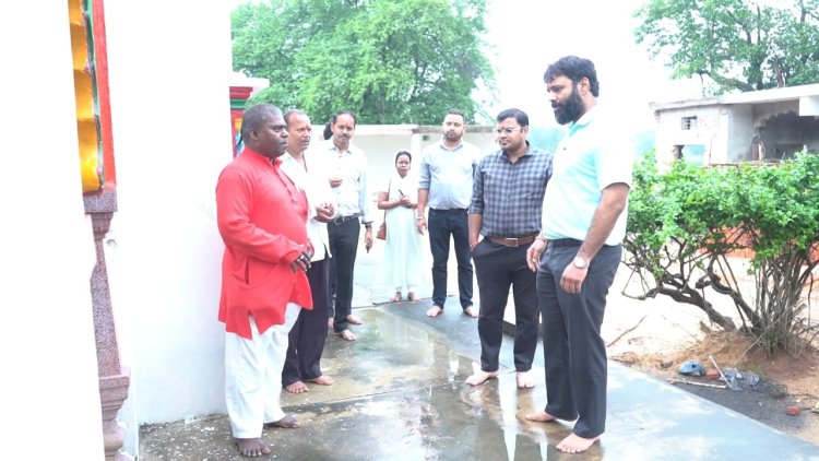 कलेक्टर ने कस्तूरा के प्रभु जगन्नाथ भगवान के सबसे प्राचीन मंदिर का अवलोकन किया      मंदिर के नजदीक बने प्राचीन कुआं का जिर्णोद्धार करने के दिए निर्देश       प्राचीन मंदिर से प्रत्येक वर्ष प्रभु जगन्नाथ भगवान बलभद्र जी और सुभद्रा जी की रथ यात्रा हर्ष उल्लास से निकाली जाती है      लगभग 250 वर्ष प्राचीन मंदिर की देखभाल बाला जी ट्रस्ट जशपुर के द्वारा किया जाता है      मंदिर की आस्था लोगों से जुड़ी हुई है 