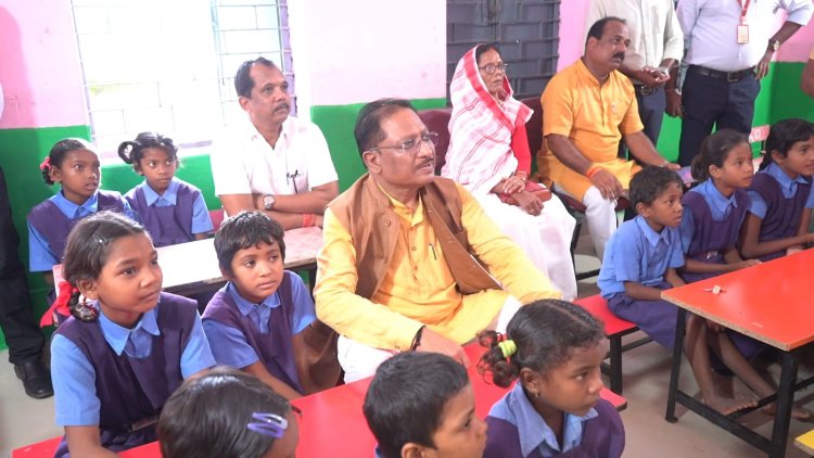 मुख्यमंत्री भी बने छात्र बगिया प्राथमिक स्कूल में नन्हीं छात्रों के साथ कुर्सी टेबल में बैठक सीखें आधुनिक पढ़ाई के गुण         मुख्यमंत्री ने तीसरी कक्षा की छात्रा डॉली गुप्ता को दुलारते हुए कहा पढ़ाई अच्छा से करना है ना मोबाइल ज्यादा नहीं देखना 