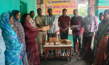 प्रदेश की अर्थव्यवस्था को संजीवनी देती हैं महिलाएं, उनके चरणों को सुरक्षा देना जनप्रतिनिधियों का नैतिक दायित्व, बीडीसी ने तमता में किया चरण पादुकाओं का वितरण