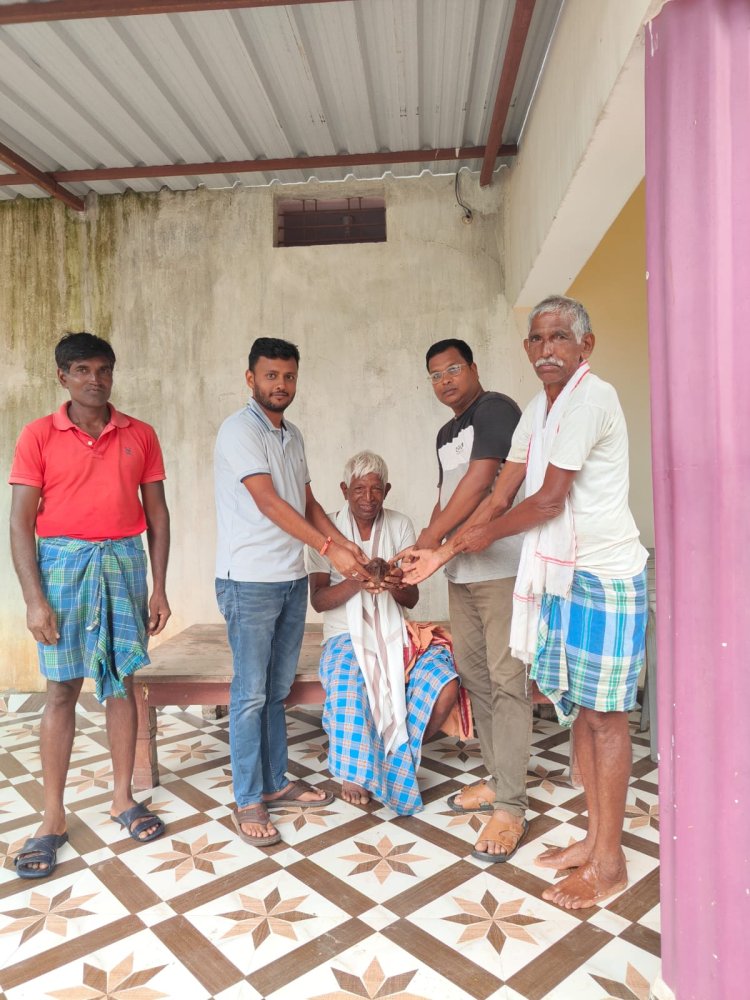 भारतीय जनता पार्टी जिला जशपुर के निर्देशानुसार आज गुरु पूर्णिमा के अवसर पर भाजपा मंडल लुड़ेग-तमता के ग्राम पंचायत बालाझर में निवासरत वरिष्ठ सत्संग प्रमुख सम्माननीय श्री बेनुधर जी एवं समाजसेवी भगत राम यादव जी के निवास पहुंचकर उनको सम्मानित किया गया।