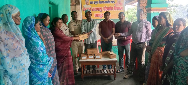 प्रदेश की अर्थव्यवस्था को संजीवनी देती हैं महिलाएं, उनके चरणों को सुरक्षा देना जनप्रतिनिधियों का नैतिक दायित्व, बीडीसी ने तमता में किया चरण पादुकाओं का वितरण