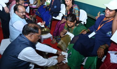 मुख्यमंत्री ने पैर पखारकर दिया सम्मान, भावुक हुईं स्वच्छता दीदियां – ‘जीवन में पहली बार इतना गर्व महसूस हुआ