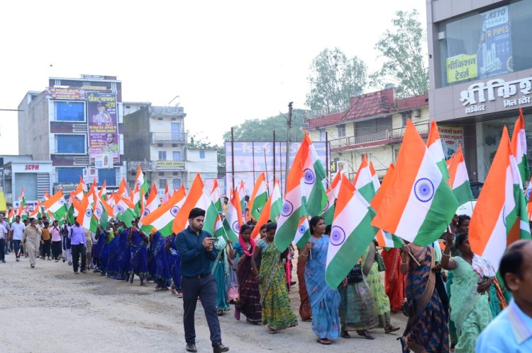 शहर में धूमधाम से निकली तिरंगा यात्रा, लोगों ने लहराया तिरंगा, विधायक गोमती साय भी हुईं शामिल 