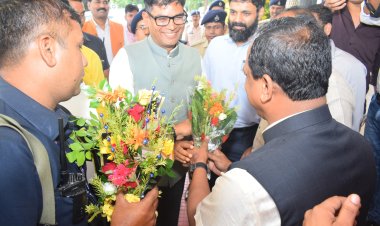 जिले के प्रभारी मंत्री श्री ओ.पी. चौधरी के जशपुर आगमन पर जनप्रतिनिधियों और अधिकारियों ने किया आत्मीय स्वागत