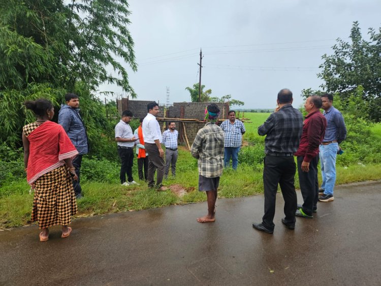 जिला पंचायत सीईओ ने निर्माणाधीन बहुउद्देश्यीय केंद्र का किया निरीक्षण, सामरबार, गायबुडा तथा देवडांड में पीएम जनमन योजनांन्तर्गत निर्माणाधीन आवासों का भी किया निरीक्षण