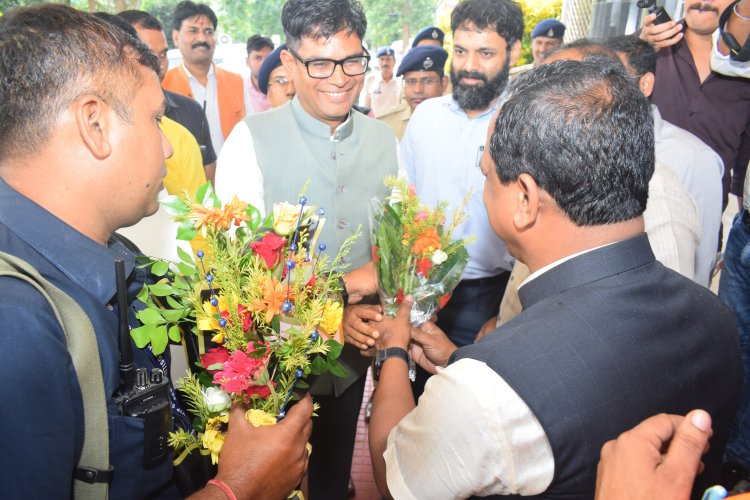 जिले के प्रभारी मंत्री श्री ओ.पी. चौधरी के जशपुर आगमन पर जनप्रतिनिधियों और अधिकारियों ने किया आत्मीय स्वागत