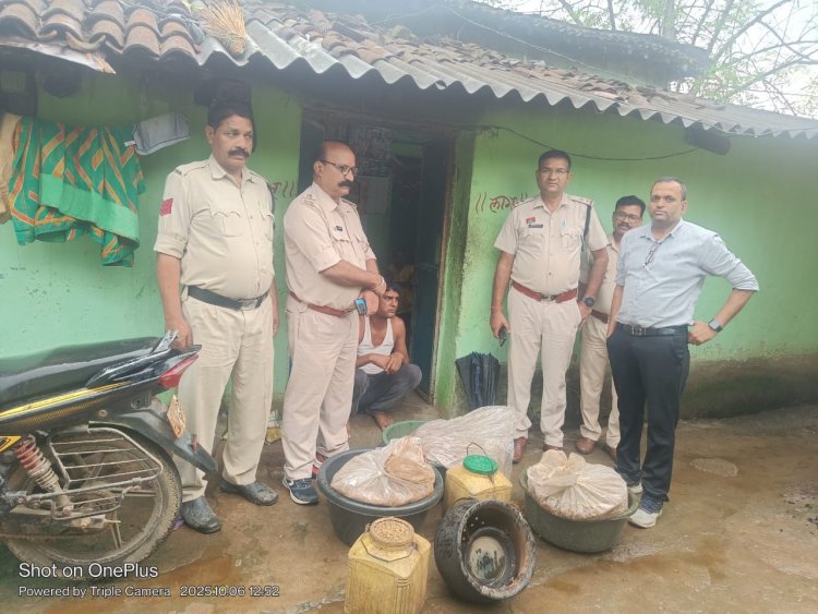 देशी कच्ची शराब बनाने हेतु रखे,350 किलो महुआ पास के साथ एक महिला सहित पकड़ा दो शराब कोचियों को