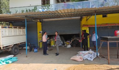 एस डी एम की अगुवाई में मुस्तैद है उड़न दस्ता दल, पालीडीह के बाद अब सुरंगपानी में दबिश, दो फुटकर व्‍यापारियों के गोदाम से 350 क्विंटल अवैध धान बरामद, धान के  साथ पिकप को भी किया गया जब्‍त, तस्‍करों में हड़कंप