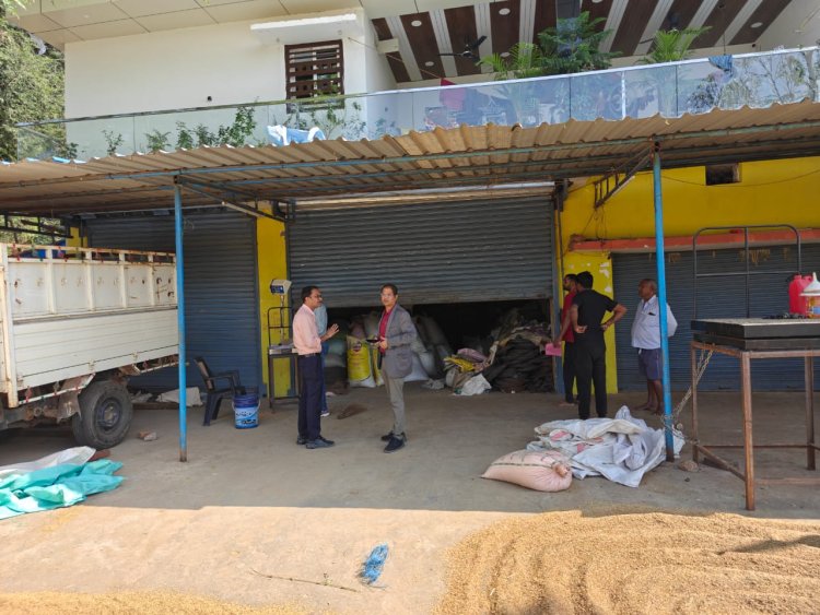 एस डी एम की अगुवाई में मुस्तैद है उड़न दस्ता दल, पालीडीह के बाद अब सुरंगपानी में दबिश, दो फुटकर व्‍यापारियों के गोदाम से 350 क्विंटल अवैध धान बरामद, धान के  साथ पिकप को भी किया गया जब्‍त, तस्‍करों में हड़कंप