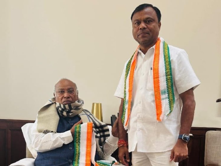 मल्लिकार्जुन खरगे से मिले दीपक बैज, नेता प्रतिपक्ष चरणदास महंत भी दिल्ली में मौजूद, कभी भी जारी हो सकती है जिलाध्यक्षों की सूची