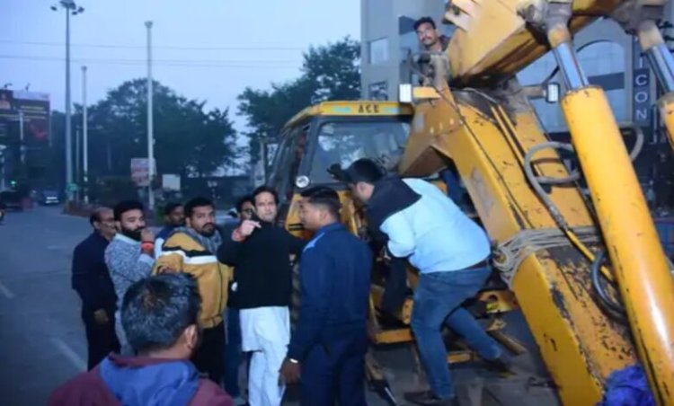 रायपुर में NIT चौपाटी की आज शिफ्टिंग: विरोध में रातभर बैठे व्यापारी, कांग्रेस ने दिया समर्थन; प्रदर्शनकारी पुलिस हिरासत में