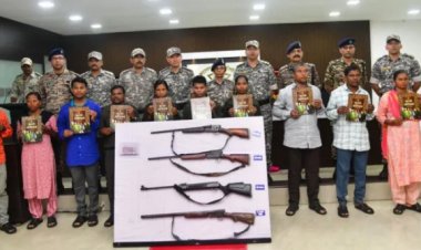 कुख्यात नक्सली विनोद सैयाना सहित गढ़चिरौली से कांकेर तक 15 इनामी नक्सलियों ने डाले हथियार