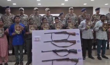 पुलिस बल को फिर मिली बड़ी कामयाबी, 11 हार्डकोर नक्सलियों ने किया आत्मसमर्पण, इतने लाख का था इनाम