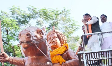 मुख्यमंत्री विष्णुदेव साय ने जयस्तंभ चौक में किया शहीद वीर नारायण सिंह के त्याग और संघर्ष का स्मरण….