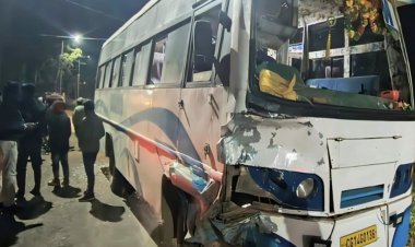 CG : तेज रफ्तार बस की चपेट में आए बाइक सवार तीन युवक, दो युवकों की मौत