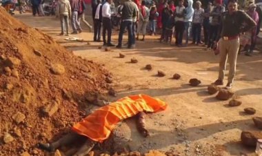 CG : सड़क किनारे युवक की लाश मिलने से सनसनी, हत्या की आशंका