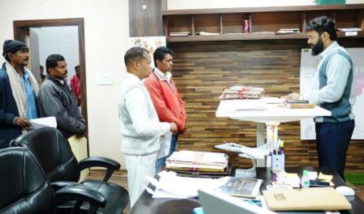 कलेक्टर ने जनदर्शन में सुनी आमजन की समस्याएं, अधिकारियों को समयबद्ध व पारदर्शी निराकरण के दिए निर्देश