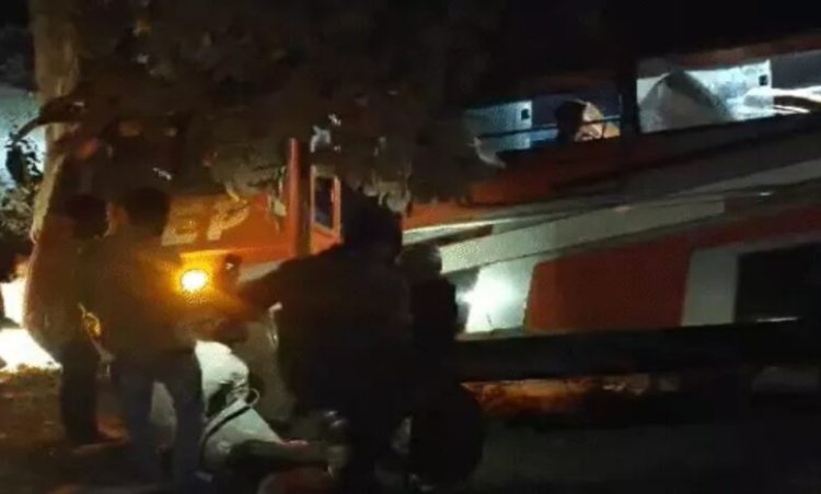 केंदा घाटी में बड़ा हादसा टला, बस पेड़ पर लटकी 1 की मौत, 5 घायल