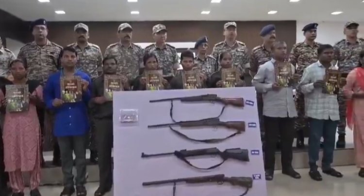 पुलिस बल को फिर मिली बड़ी कामयाबी, 11 हार्डकोर नक्सलियों ने किया आत्मसमर्पण, इतने लाख का था इनाम