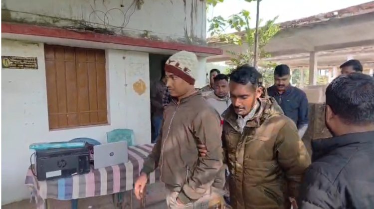 CG- ACB ने घूसखोर को रंगे हाथों पकड़ा, दफ्तर में 2500 रुपये रिश्वत लेते कर्मचारी गिरफ्तारी, मचा हड़कंप