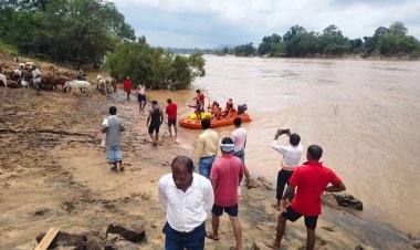 CG : नदी पार करते वक्त बहा पूरा परिवार, मां-बेटी की मिली लाश, पिता-पुत्र लापता, रेस्क्यू ऑपरेशन जारी…..