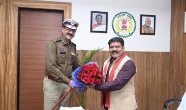 रायपुर के नवनियुक्त प्रथम पुलिस कमिश्नर शुक्ला ने उपमुख्यमंत्री शर्मा से की सौजन्य भेंट