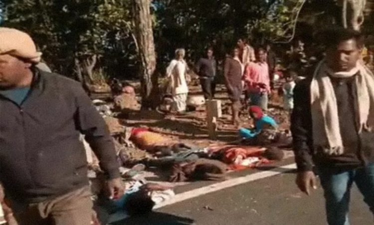 छत्तीसगढ़-झारखंड सीमा पर स्कूल बस पलटी: 10 की मौत, 19 घायलों की हालत गंभीर