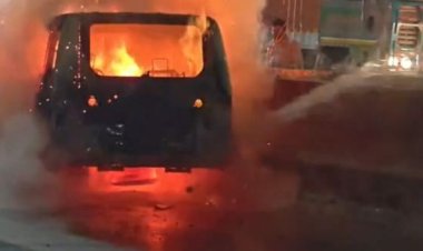 राजधानी के तेलीबांधा इलाके में चलती कार में भीषण आग