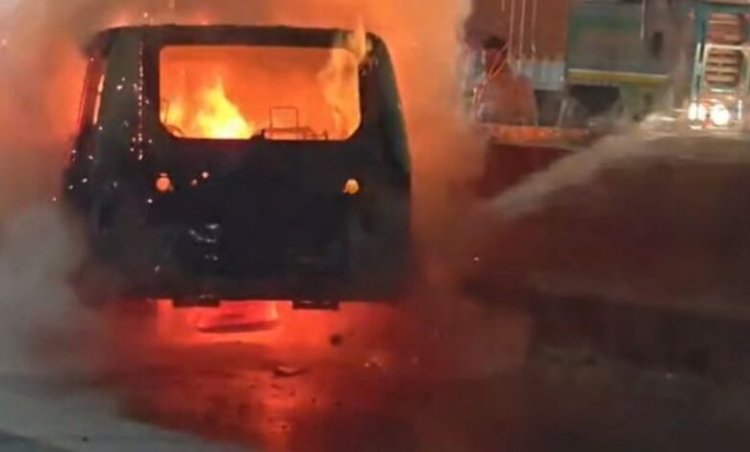 राजधानी के तेलीबांधा इलाके में चलती कार में भीषण आग